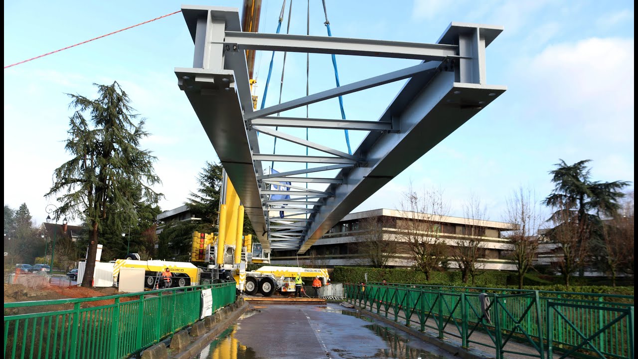 NOISY-LE-ROI -- La passerelle du pont des Princes.