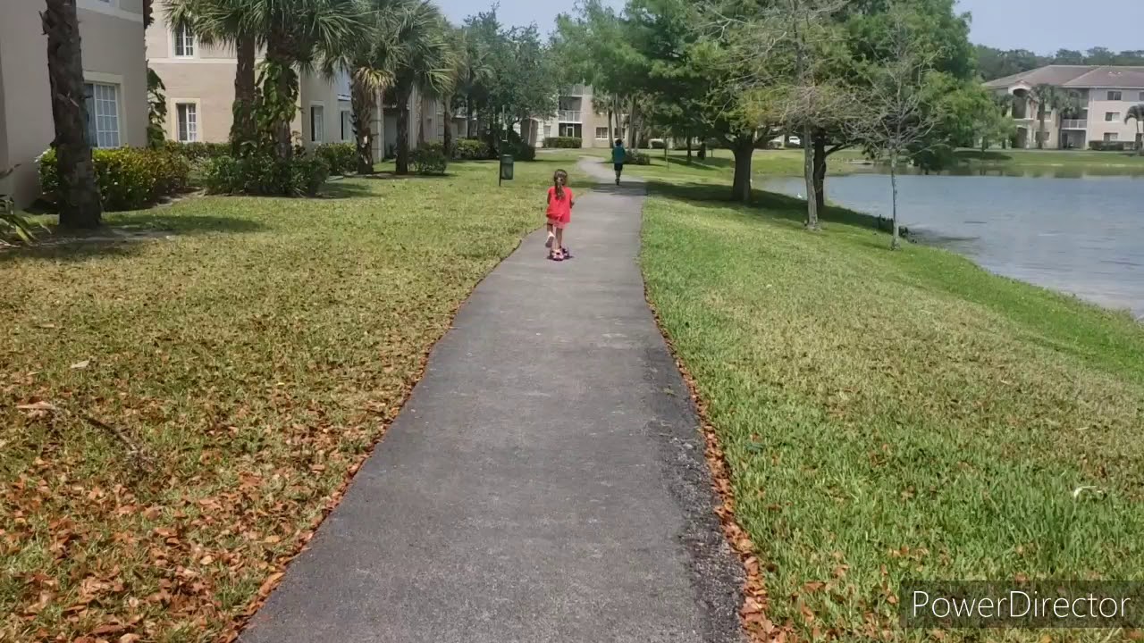 Scooter ride / andando de patinete