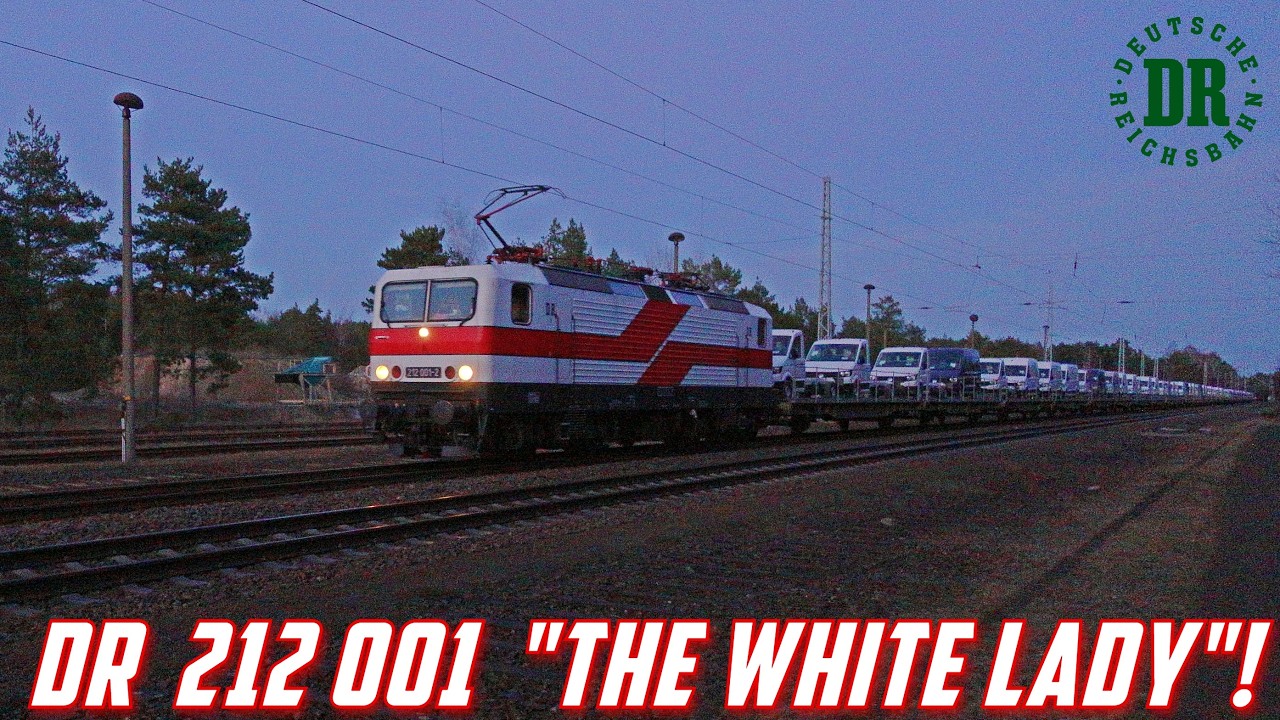 Die Wei&szlig;e Lady 212 001 zur blauen Stunde! Die Ostloksch&ouml;nheit der DDR mit modernem Autozug am Abend!