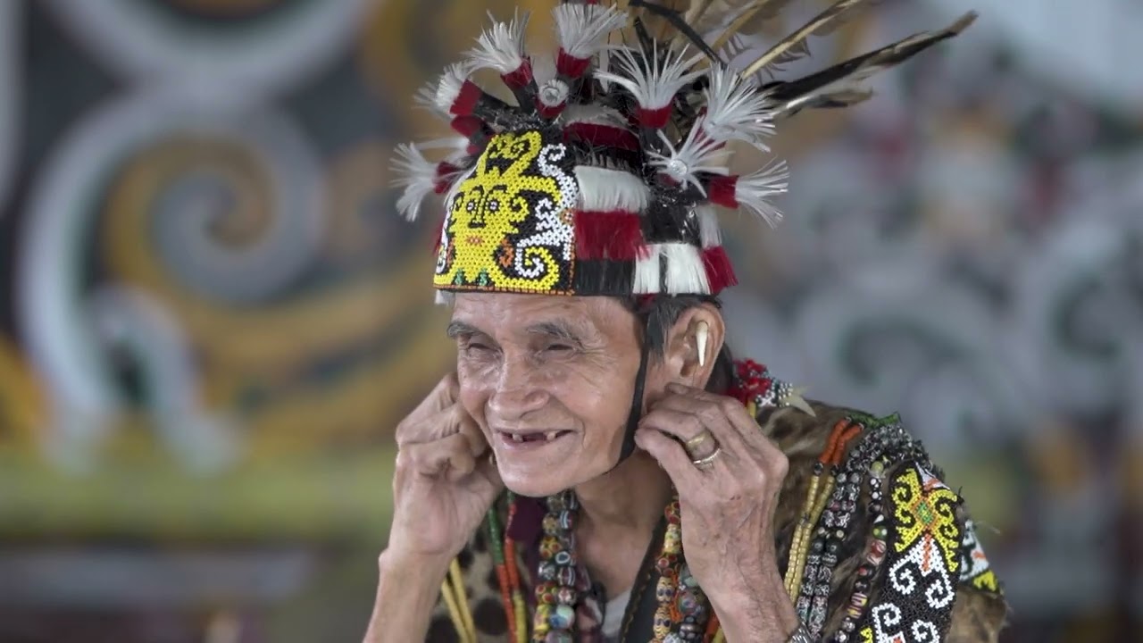 Perempuan Dayak Telinga Panjang Terakhir di Desa Pampang || Dokumenter RRI