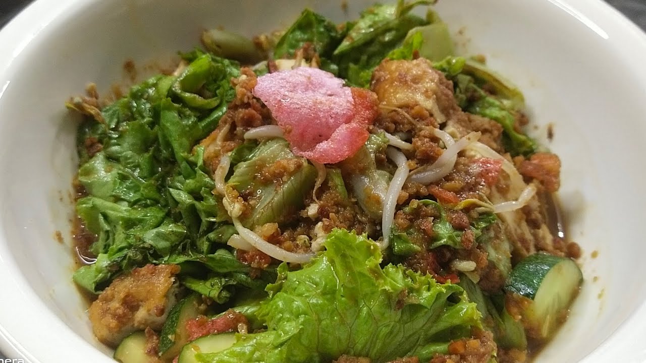 Jajan Tahu Goreng dengan daun Selada yang banyak Bikin Nampol