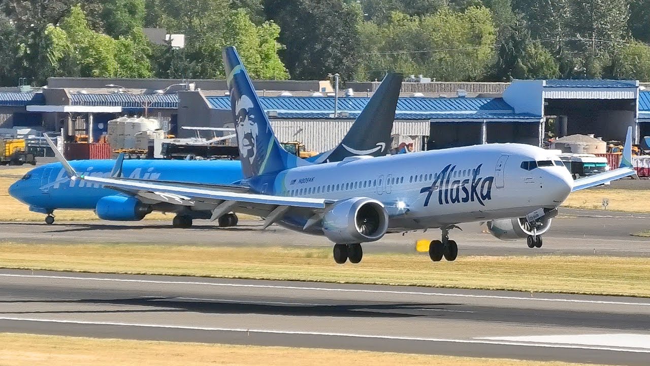 Alaska Airlines Boeing 737 MAX 8 Landing at PDX Airport