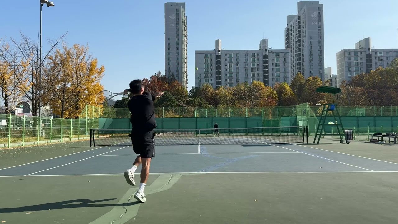 Autumn tennis🍁🎾 #yonexvcore98 #브이코어98
