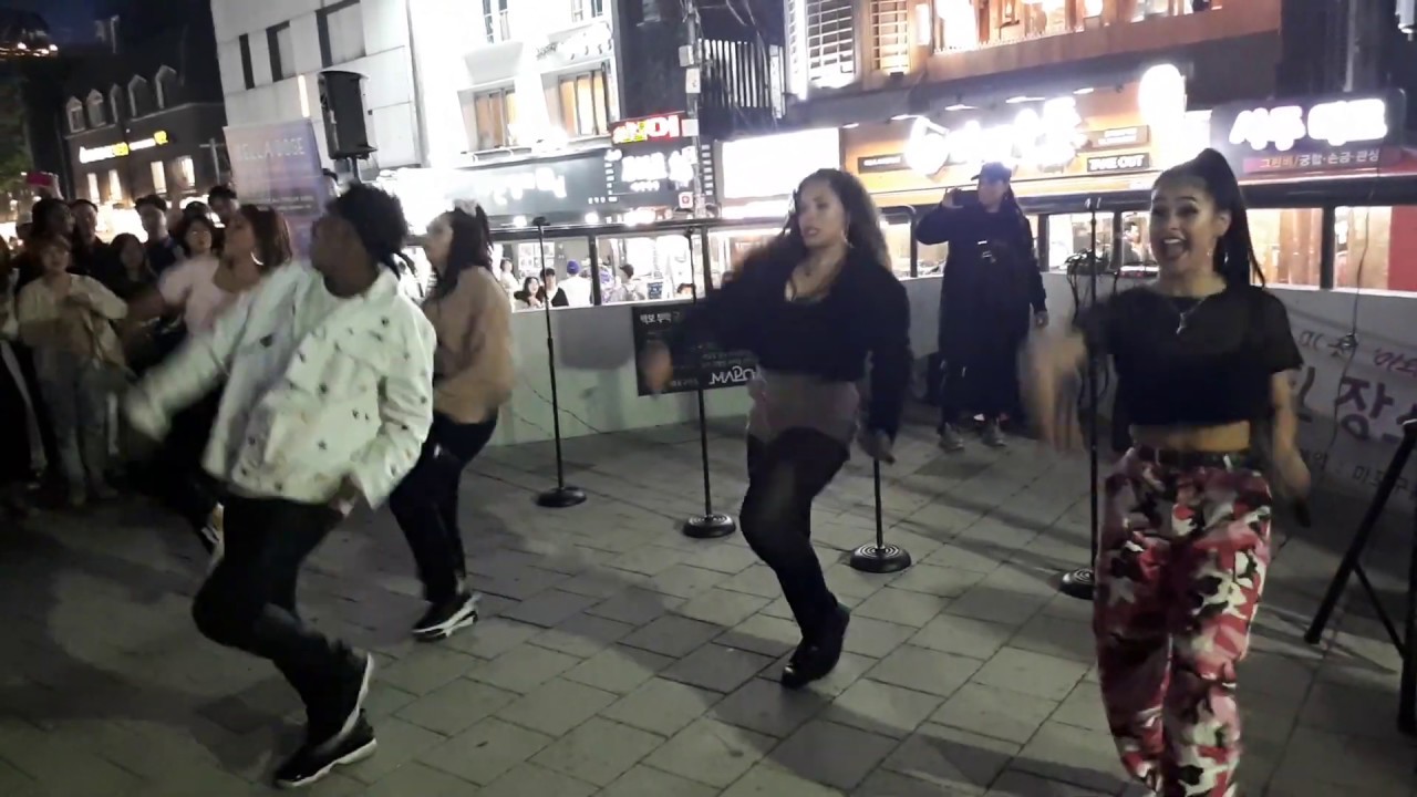 ADORABLE GIRLS & BOY😍 ARE ENJOYING FREE STYLE BUSKING WITH CHEERING AUDIENCE.