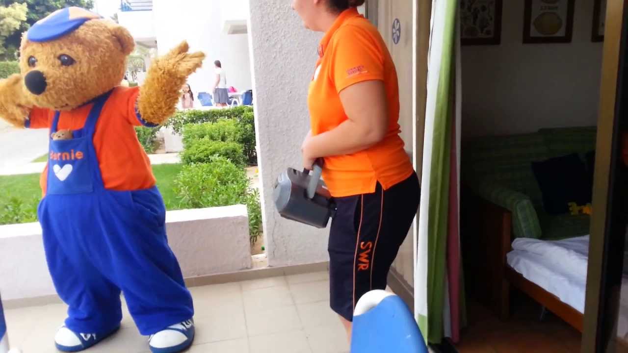 Bernie välkomnar lilla Nellie till hotellet.