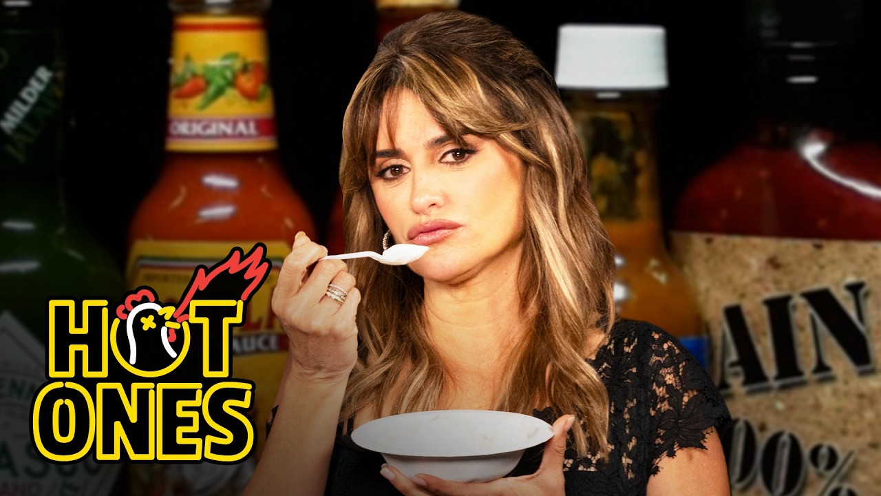 Пенелопа Крус безудержно смеётся, поедая острые крылышки | Hot Ones