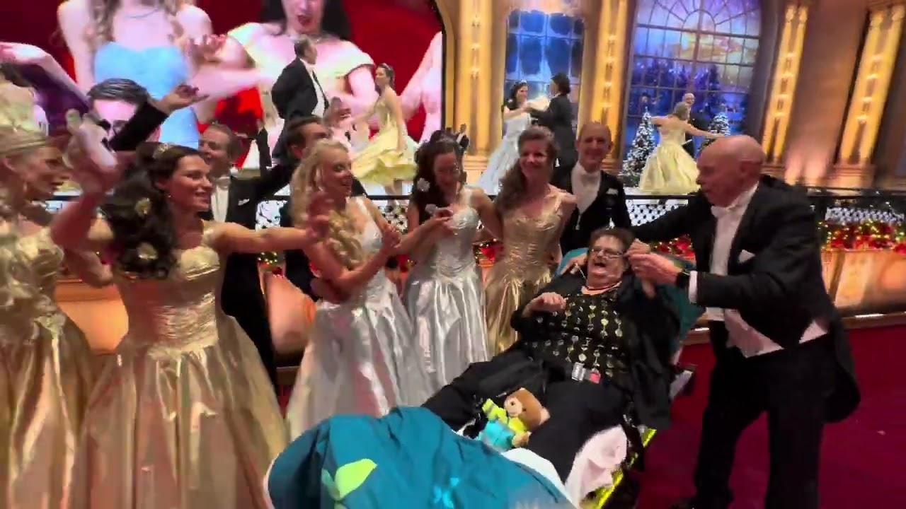 Kerst met Andre Rieu - Bep wilde graag even samen met de dansers en had de avond van haar leven!