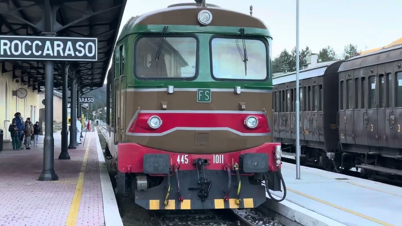 Treno dei mercatini di Natale in stazione a Roccaraso con D 445 1011