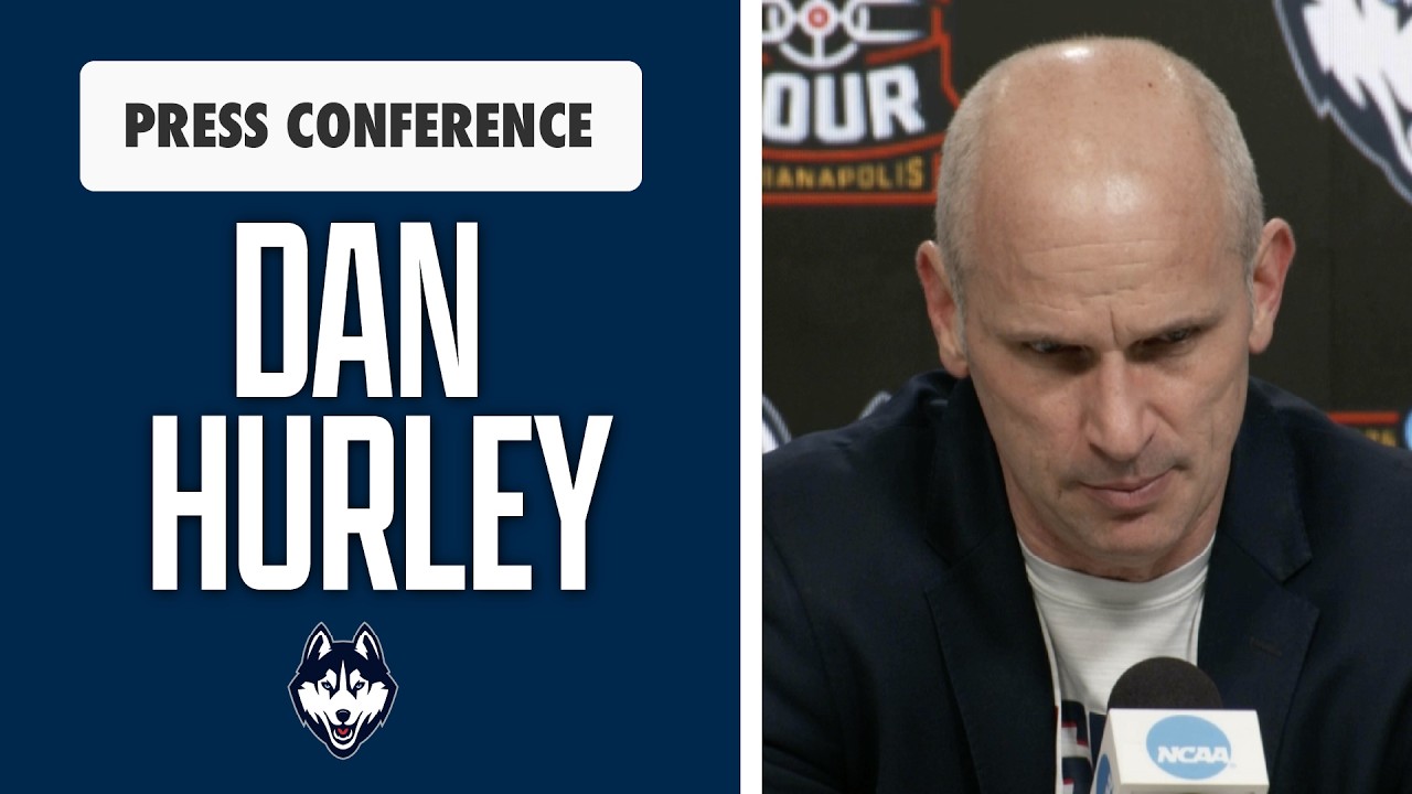 Главный тренер баскетбольной команды Университета Коннектикута Дэн Херли и игроки после поражения...