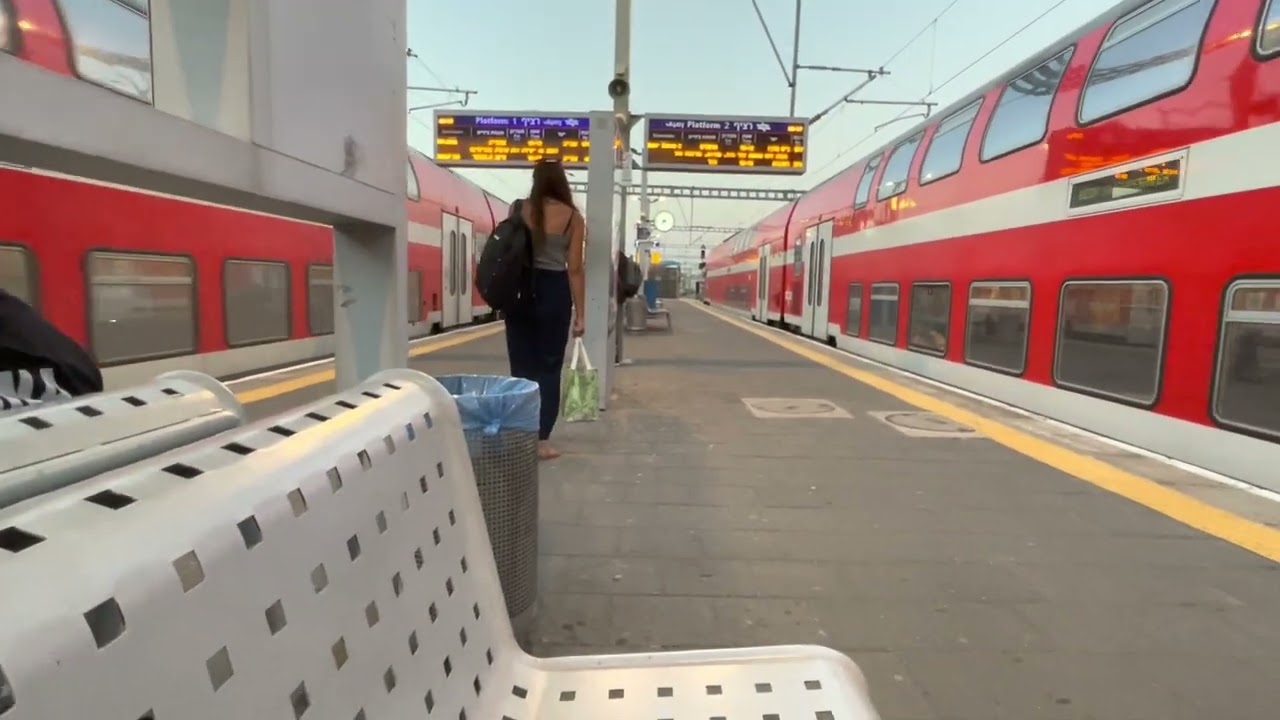 עומס רכבות עוצרות וחולפות בתחנת תל אביב האוניברסיטה בשעה 19:05 יום חמישי 25.8.22