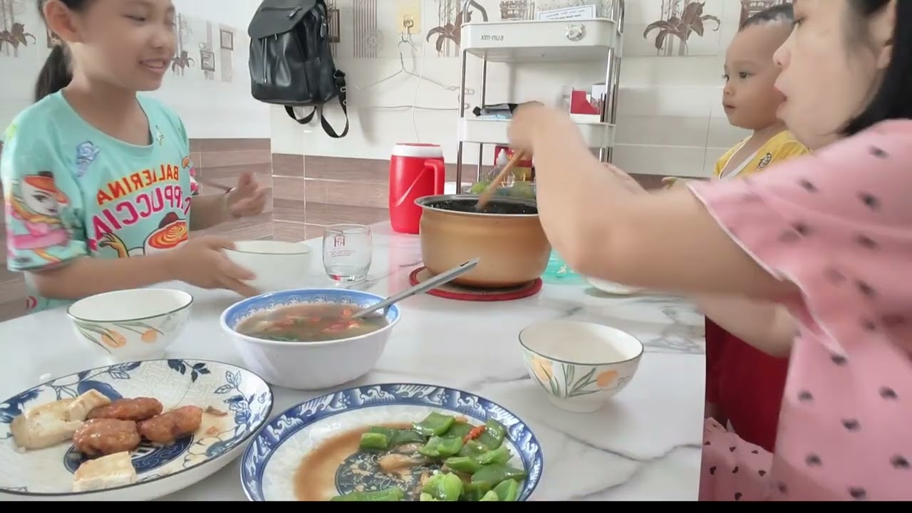 ##00011 Bữa ăn bất ổn với Út Nin