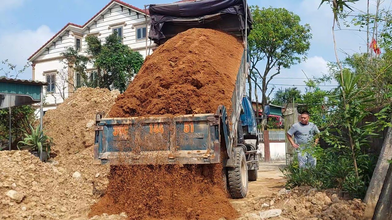 Xe Ô Tô Tải Ben Lùi Vào Đường Nhỏ Và Lùi Vào Cổng Nhà Nâng Ben Đổ Đất -TẢI BEN TV-