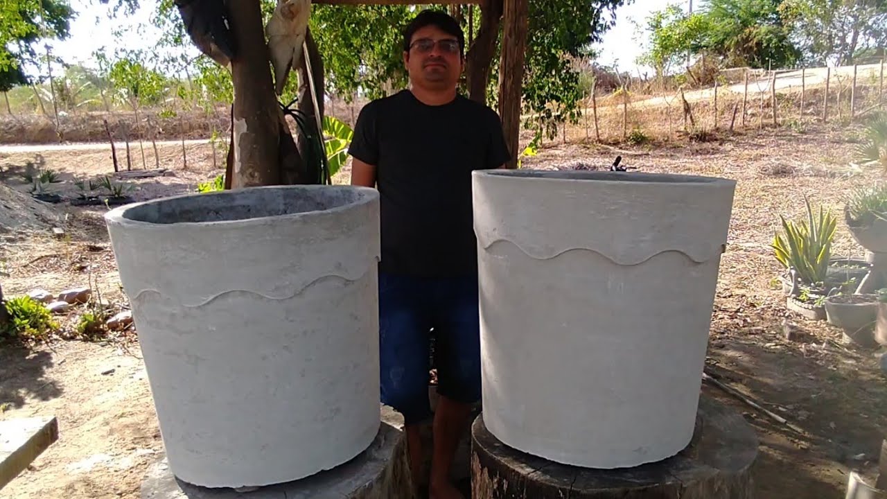 Vaso grande com cimento e isopor, acabamento liso.