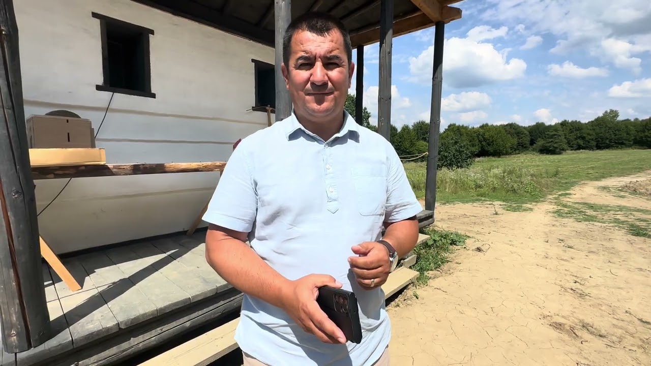 Academicianul Gheorghe Păun și Adrian Bughiu la Bunești, locul unde vatra satului românesc renaște