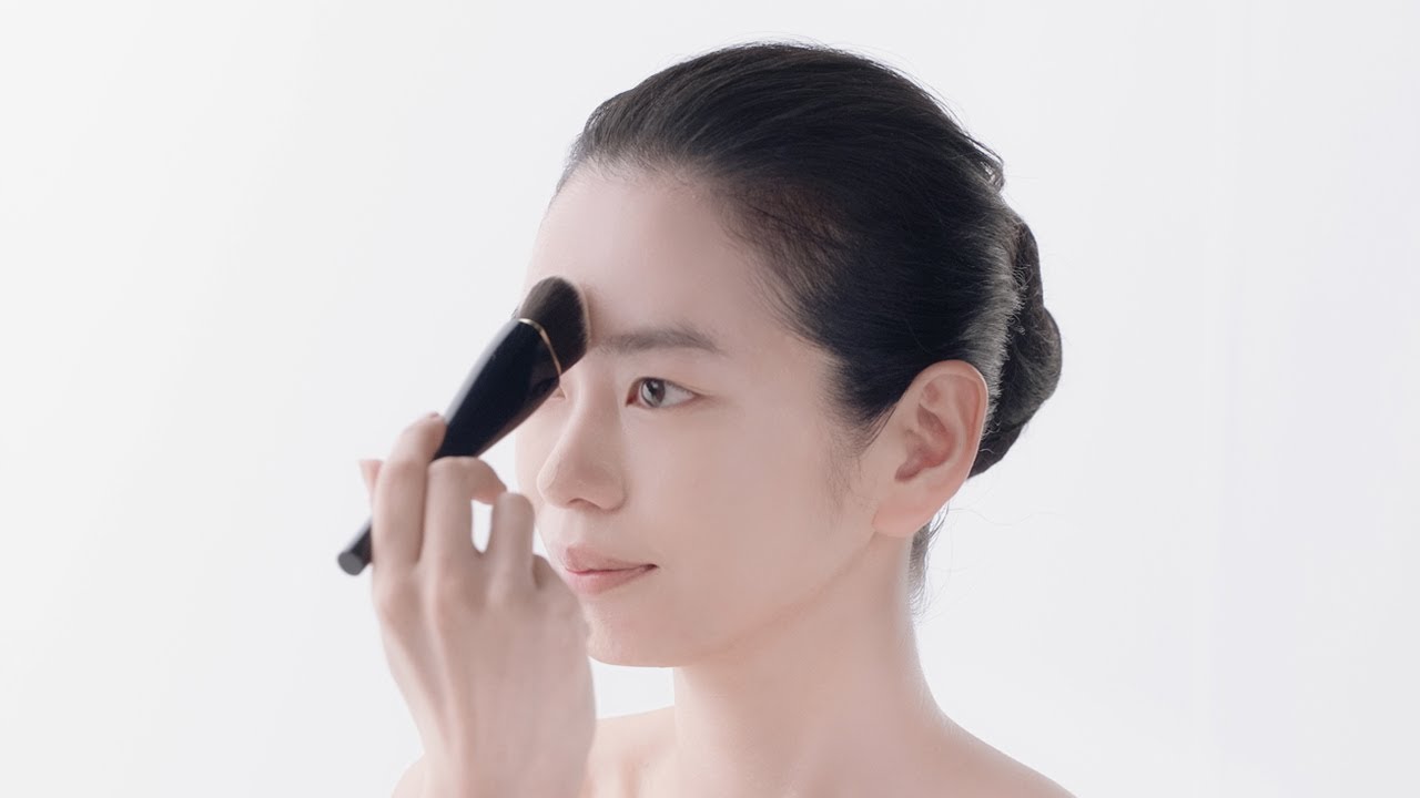 HOW TO APPLY RADIANT CREAM FOUNDATION | CL&Eacute; DE PEAU BEAUT&Eacute;