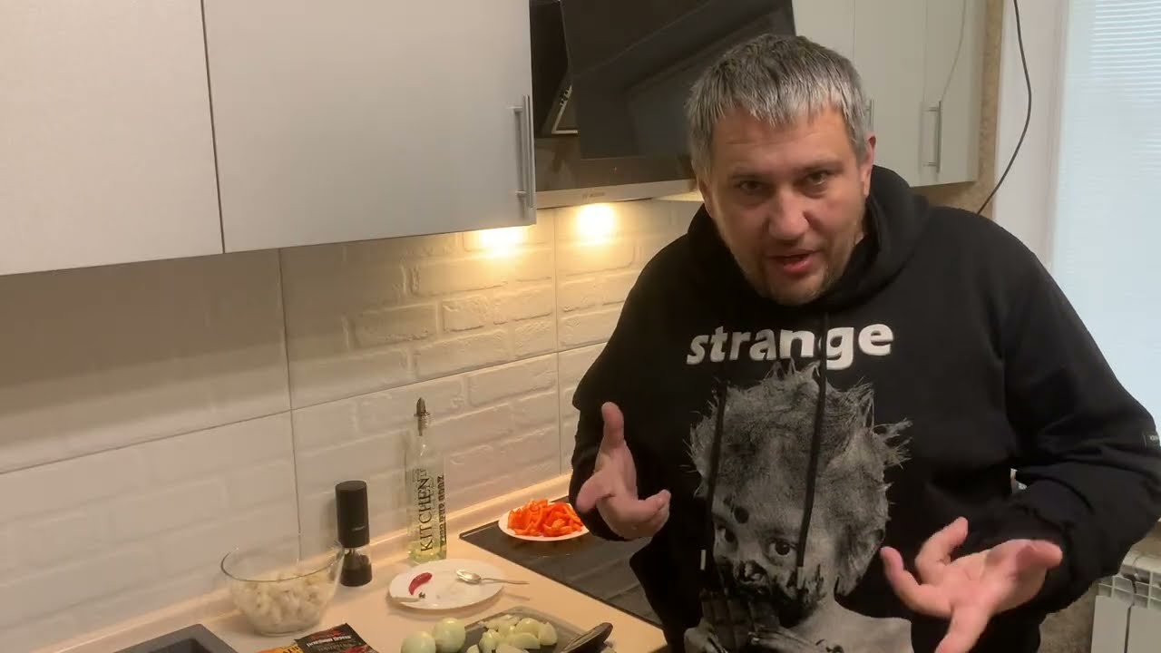 Кальмари тушковані з цибулею Squid stewed with onions 玉ねぎと煮込んだイカ Kalamar i zier me qepë