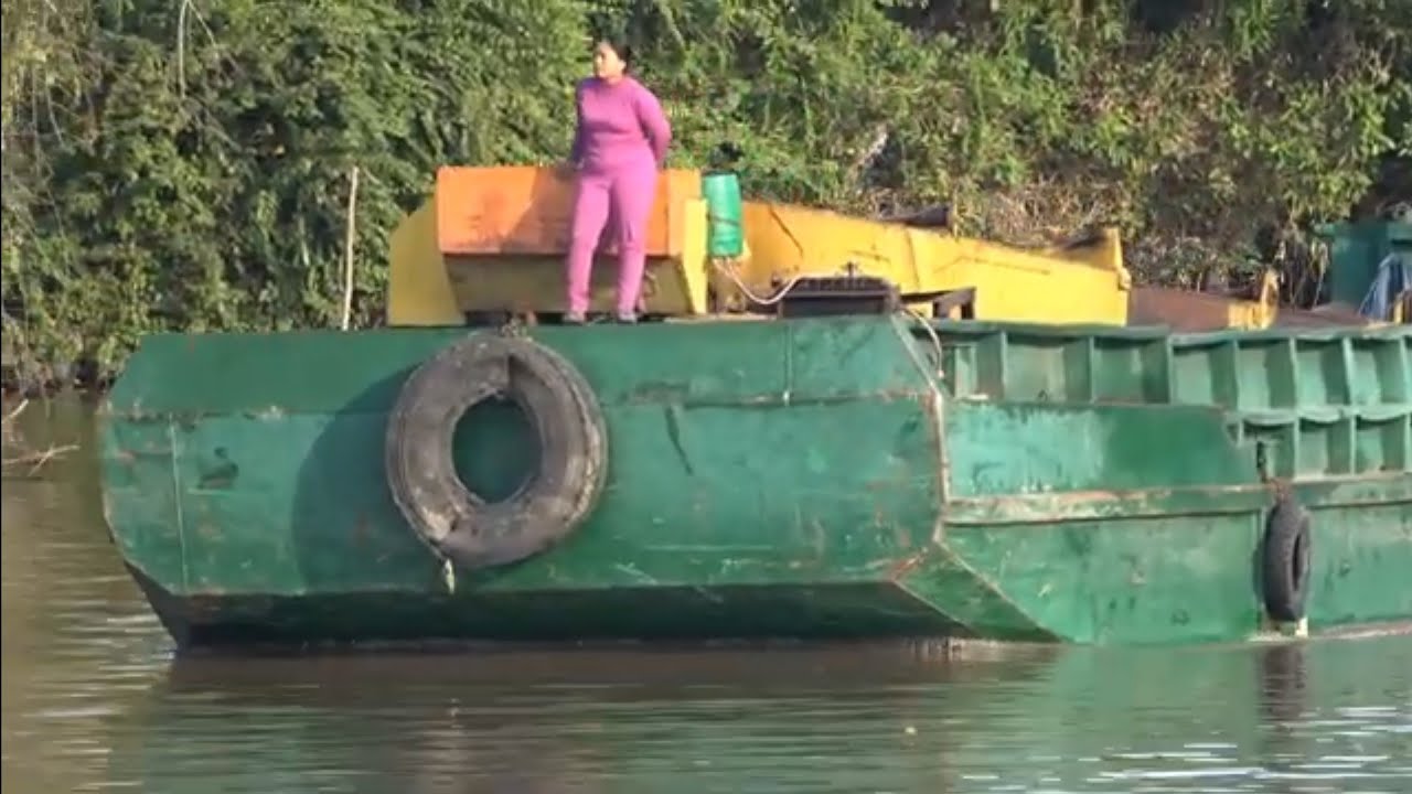 Sà lan độc lạ của em gái khi qua ngã ba và bất ngờ sẩy ra