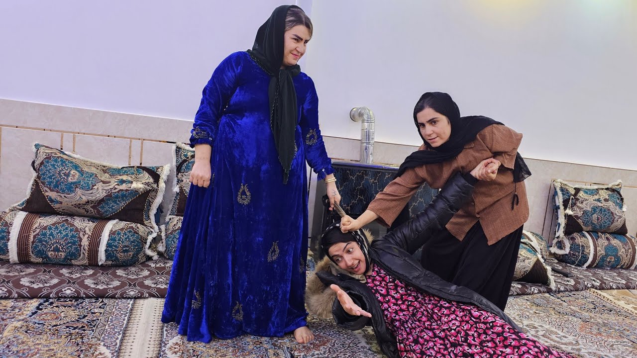 Maryam got angry when she saw Zahra kiss Omid and beat her.
