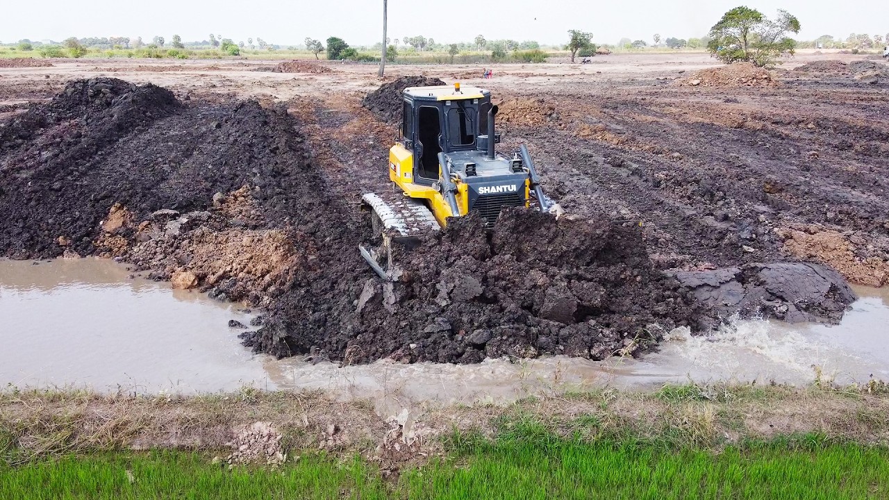 SHANTUI DH17-C3 Pushing Soil for Land Development