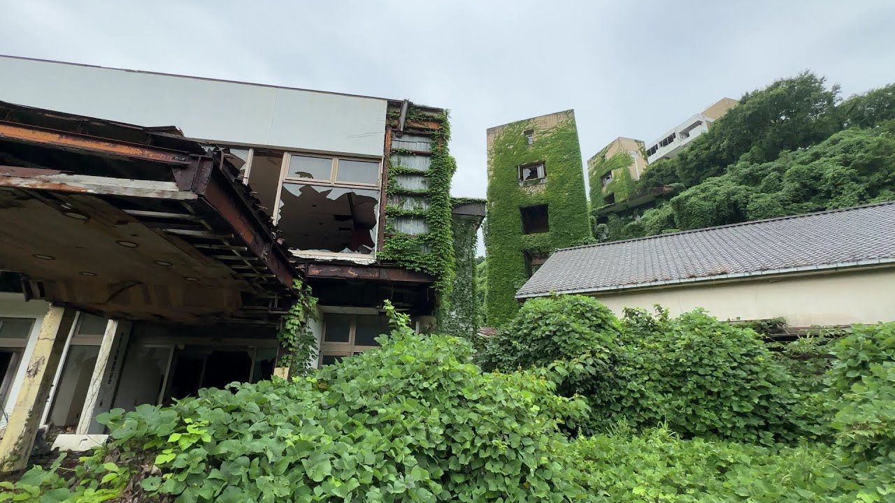 増築されすぎて巨大になった廃ホテルを探索してみたpart1 【1F～2Fフロント 宴会場】