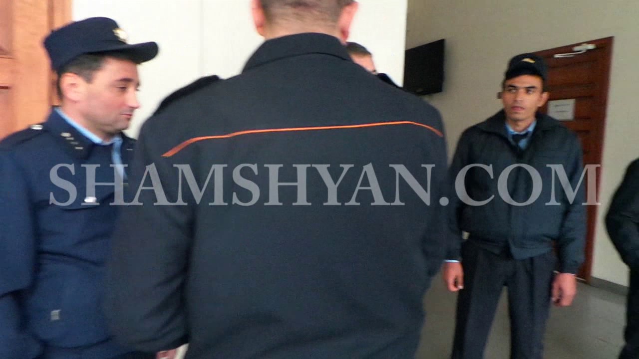 Լարված իրավիճակ Կենտրոնի դատարանում. ամբաստանյալը դատարան էր ներկայացել աչքերը և բերանը կարած