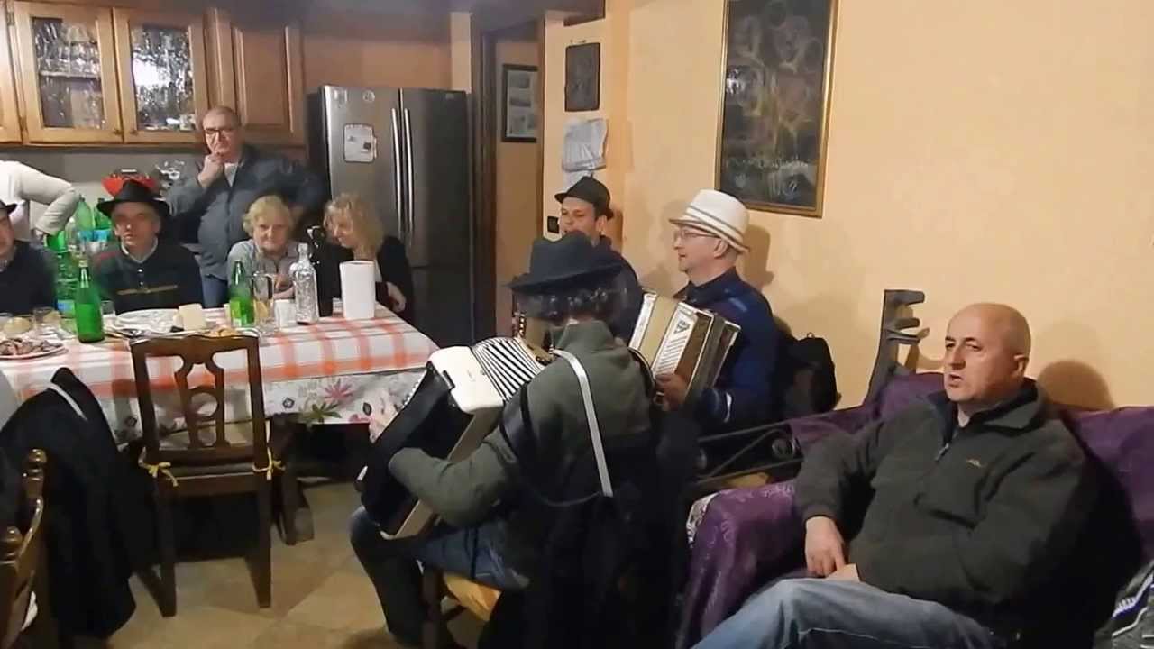 performance dei questuanti cantè j'euv 