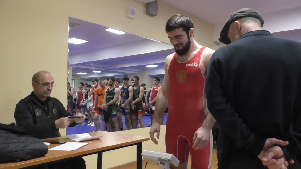 Взвешивание борцов до 70 кг на чемпионате Дагестана 2024 в Каспийске.