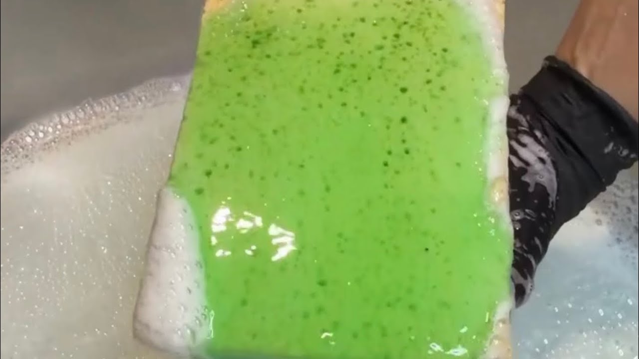 Oddly Satisfying Sponge Squeeze🍀💚#asmr #satisfying 