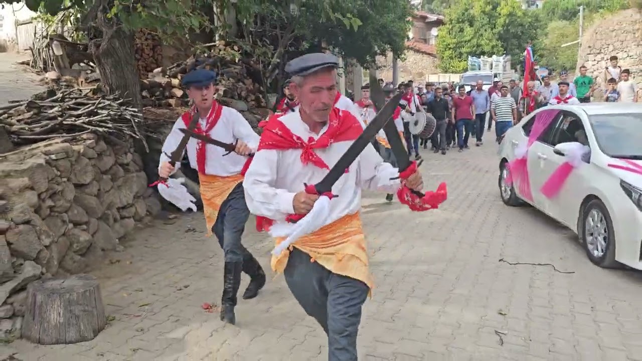 DEMİRCİ'nin YARBASAN KÖYÜNDE YARBASAN KÖYÜ SEYMEN EKİBİ GÖSTERİ YAPIYOR 13-10-2024