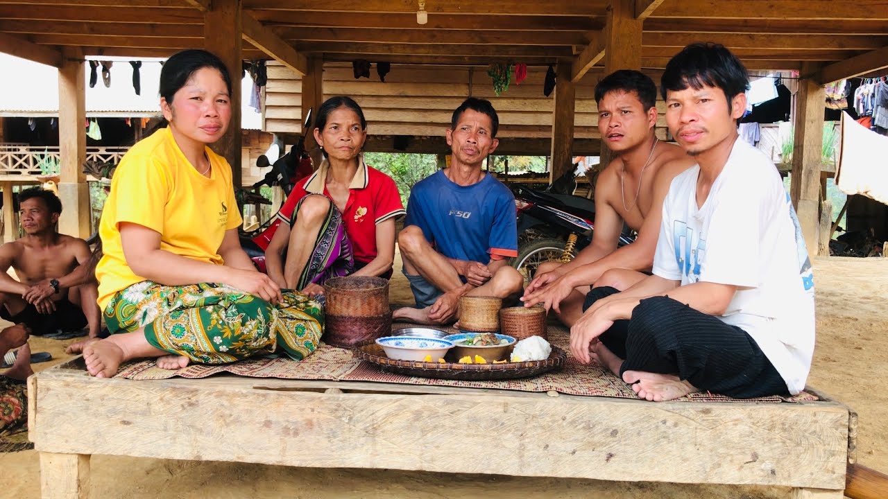 วิธีรักษาไก่เป็นโรคอหิวาต์ โรคห่า รักษาแบบของคนในชนบทในลาว เก็บผักมาทำอาหารกินตอนเที่ยง