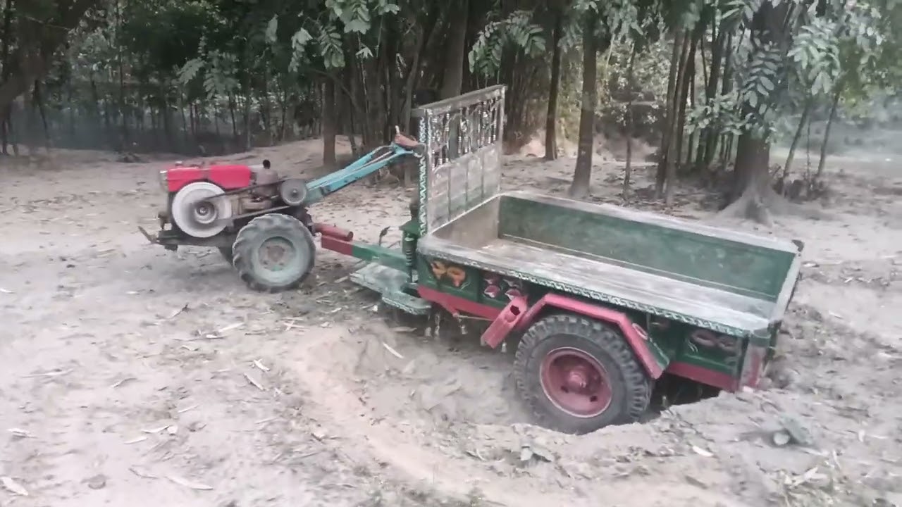 দেখুন কিভাবে পরে যাওয়া গারটি তুলে ফেললেন ড্রাইভার ।।
