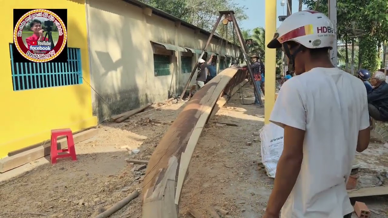 Ghe ngo độc mộc chùa Bâng kok đã chính thức úp ghe mài phần đáy.