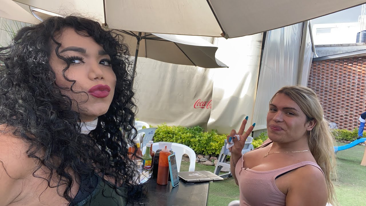 Aquí apenas comiendo un cóctel de camarón con Wendy