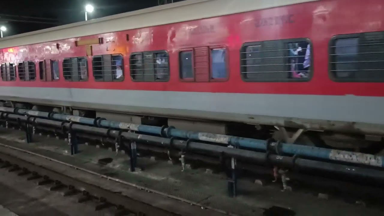 Arrival of 14609 Hemkunt Express at saharanpur junction platform no. 5