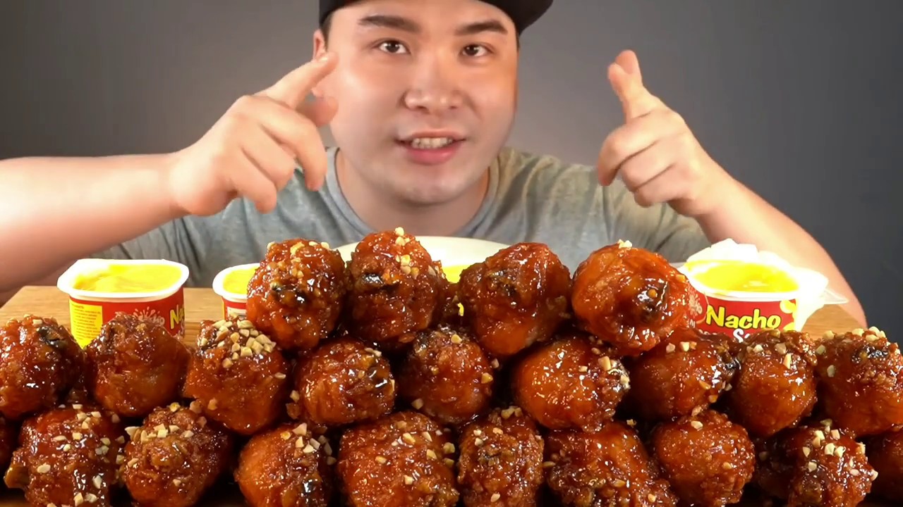 Th&aacute;nh ăn mukbang ăn đ&ugrave;i g&agrave; chi&ecirc;n cực ngon