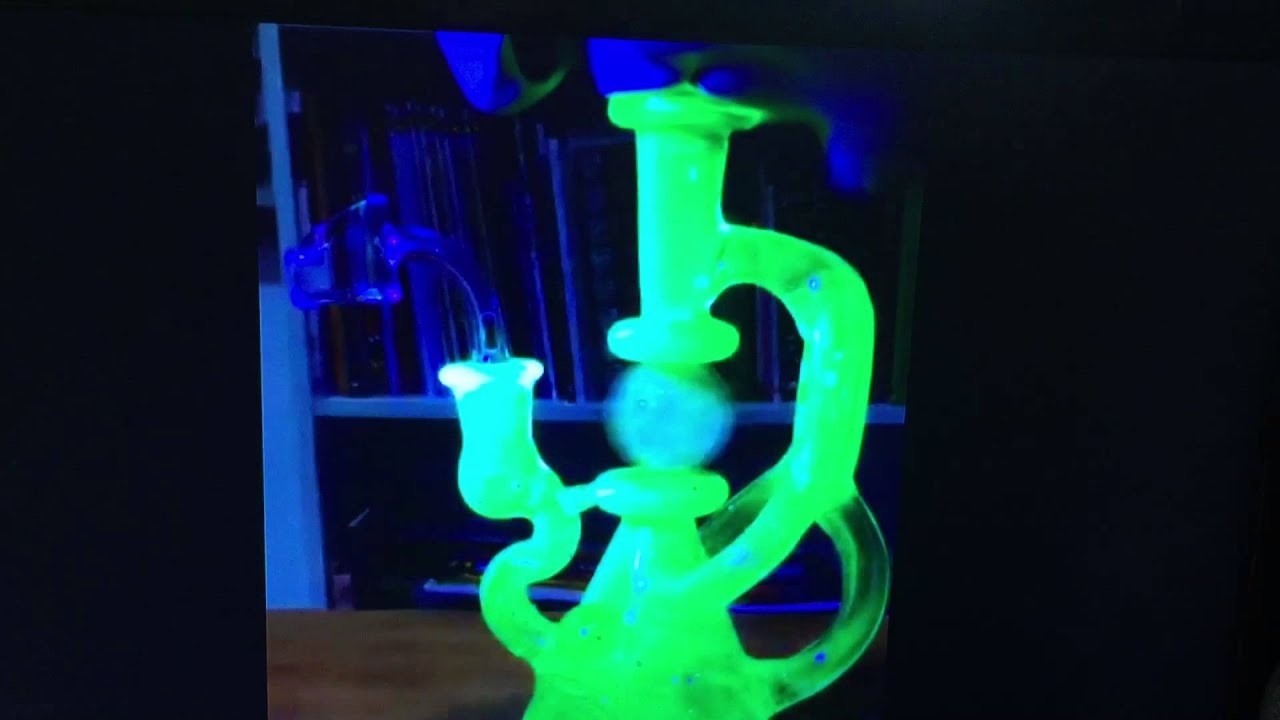 Amazing Colorful Bong Glowing Green Once Being Smoked Out Of !!!