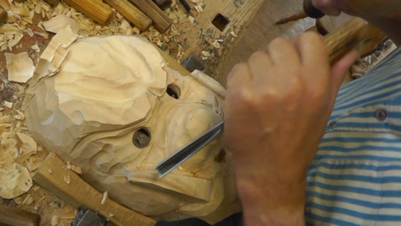Holzmaske aus einem Block heraushauen!
