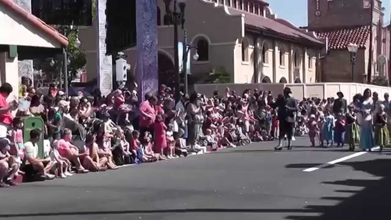 Anna and Elsa's Royal Welcome - Disney's Hollywood Studios