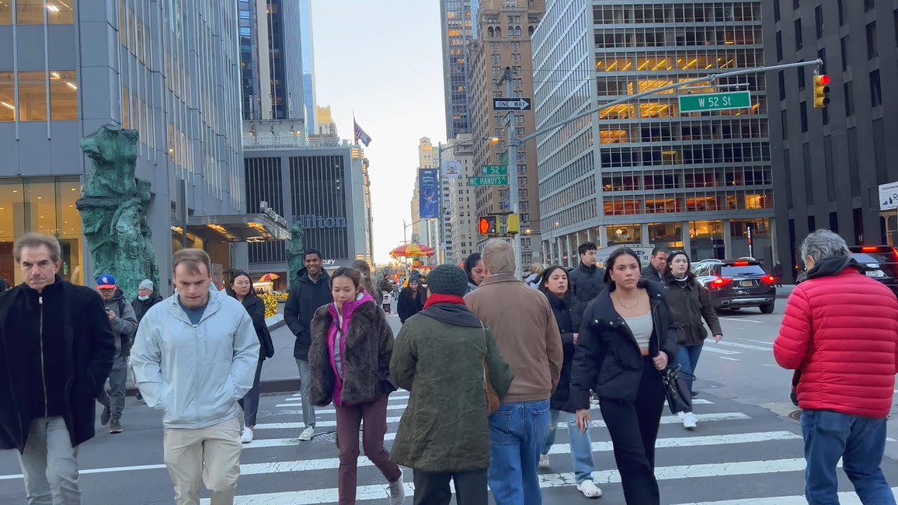 NYC Walk : 6th Avenue in Midtown Manhattan during Rush Hour in March 2023