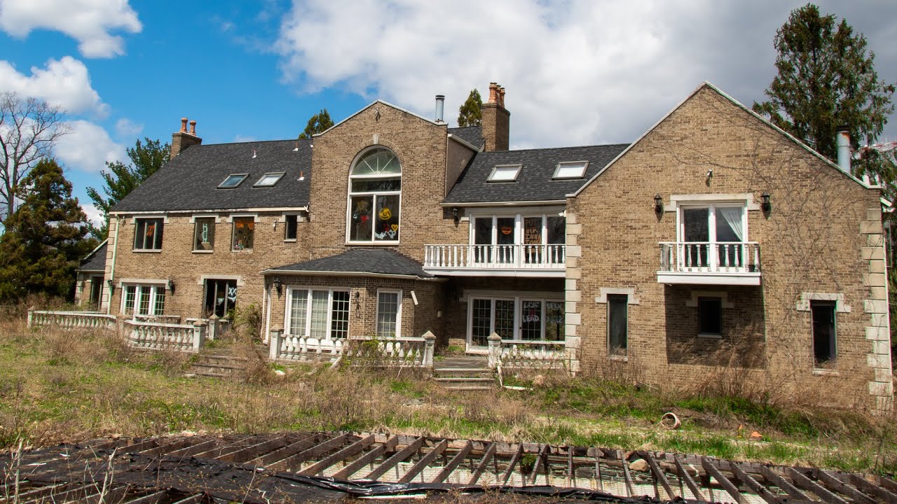 Inside a Massive Abandoned Mansion in the Palisades