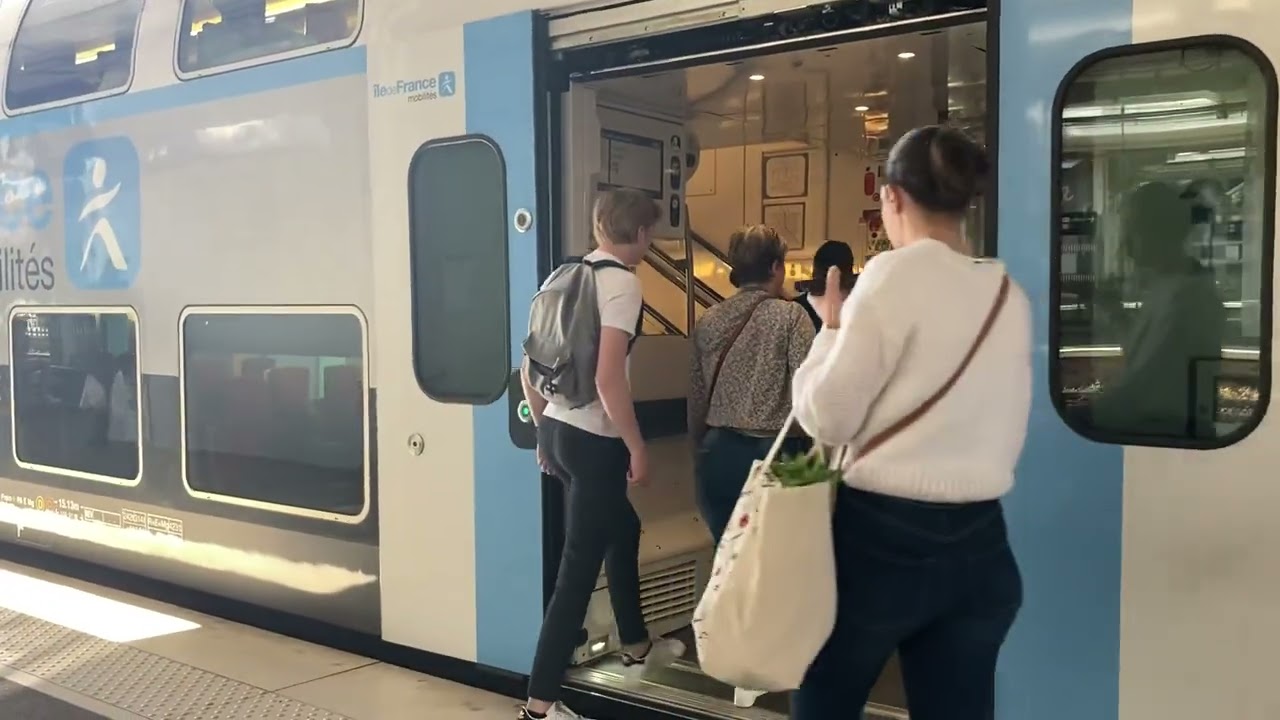 Versailles Chantiers - Arrivé et départ  d'un Regio2N sur la ligne N