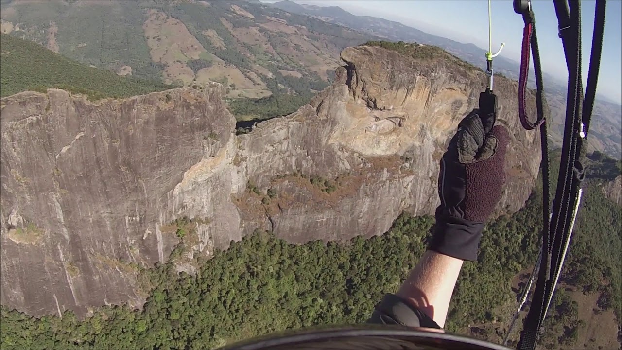 Parapente na Pedra do Baú. São Bento do Sapucaí- SP