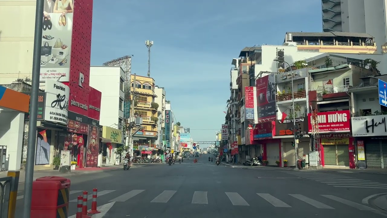 Đường Hai Bà Trưng ra bờ kè kênh Nhiêu Lộc/Thị Nghè quận 1 sáng mồng hai tết Bính Ngọ (18/02/2026).
