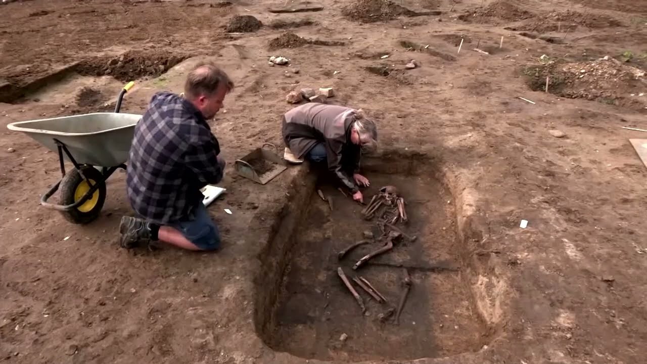 Danish archaeologists unearth 50 Viking skeletons | REUTERS