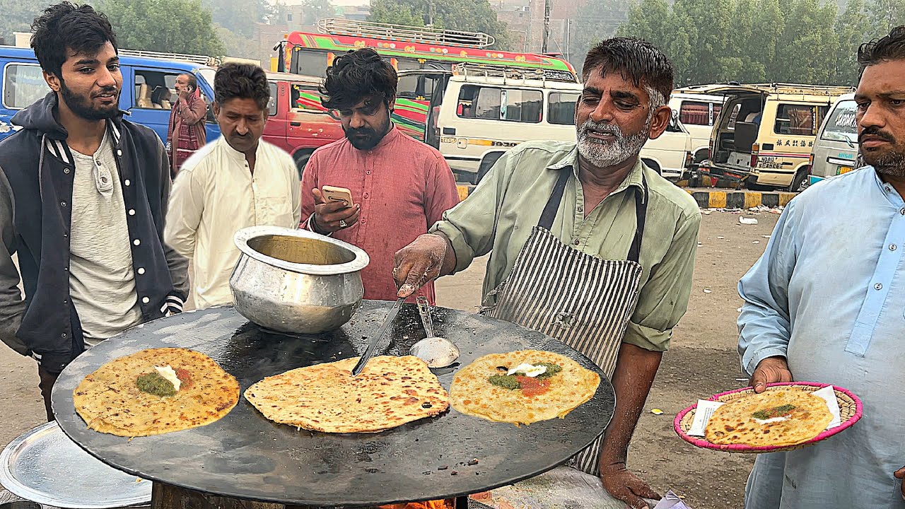 70/- Rs OLD MAN MAKING ROAD SIDE DESI BREAKFAST 😍 SAAG ALOO PARATHA - PAKISTANI BEST DESI FOOD
