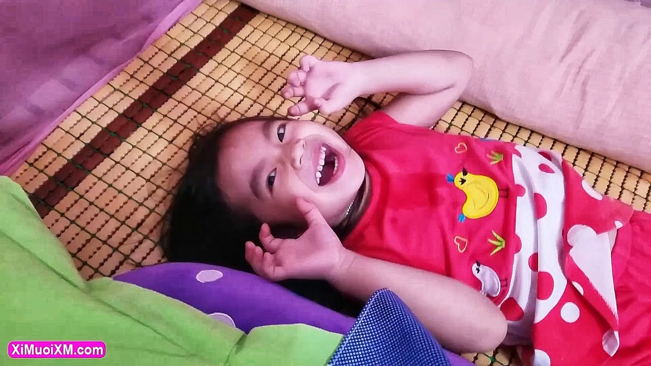 Muội chơi trốn tìm buổi tối và đưa anh hai đi ngủ 💚 Xí Muội XM