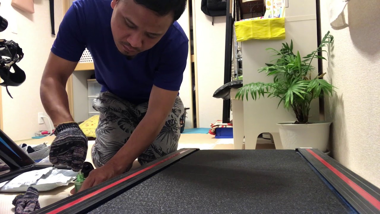 ランニングマシンのベルト裏面にシリコンオイルを塗布します　Apply silicone oil to the back of the running machine belt