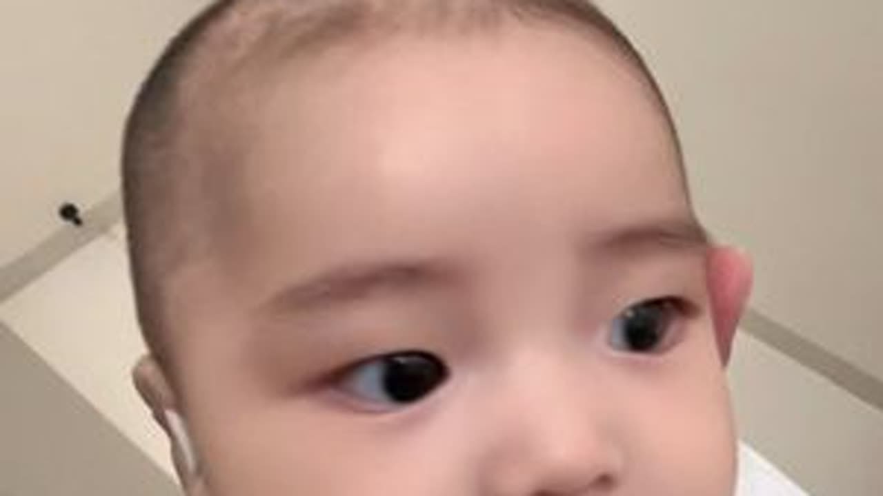 第一视角看爸爸沉浸式给宝宝洗澡，太解压啦，多多洗舒服后，喝饱奶就美美睡大觉了#人类幼崽成长记 #爸爸带娃日常vlog  #爱洗澡的宝宝