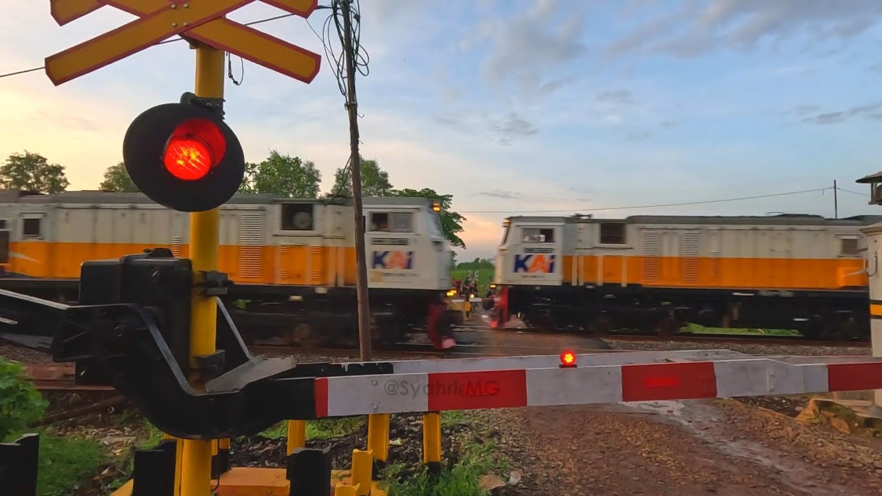 Kompilasi Perlintasan Kereta Api Papasan Ngebut
