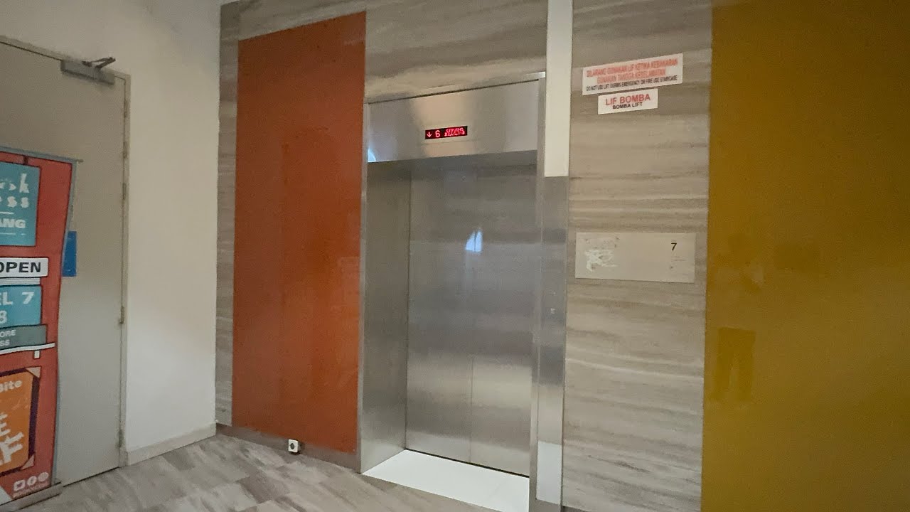 ( PL7 - All Floors Mall ) 1 FUJITEC Elevator @Gurney Paragon Mall, Gurney Drive, Penang, Malaysia.